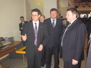 Председатель НТС – начальник Свердловской железной дороги В.Н.Супрун (на фото справа) также познакомился с экспозицией «Промэлектроники» . 
