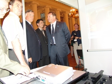 На выставке, 2004 год
